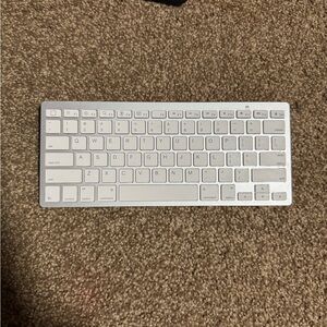 OMOTON Bluetooth Keyboard - Silver and White